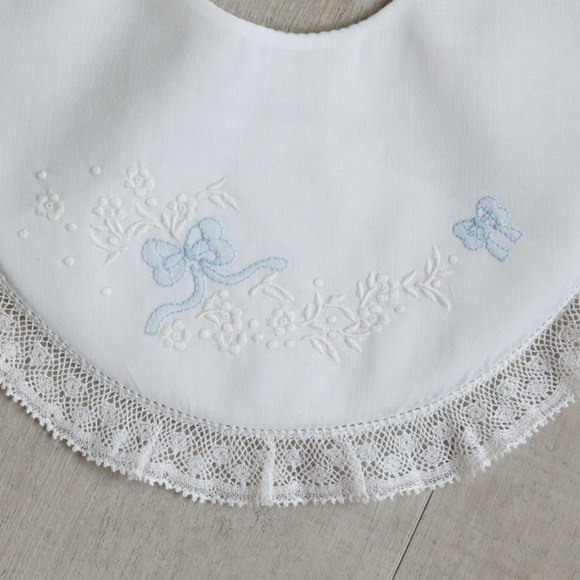 RARE White Heirloom Bib Lace Trim Blue Hand Shadow Bow Feltman Brothers NWOT - Picture 2 of 3
